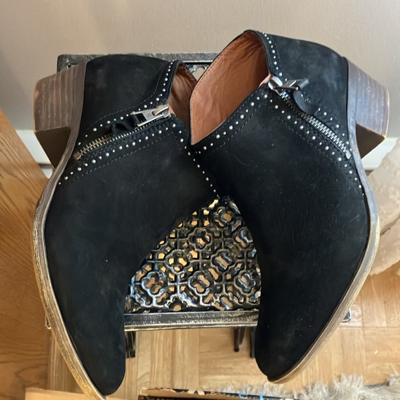 Lucky Brand black suede heeled bootie ankle boots 8.5 - Picture 4 of 11